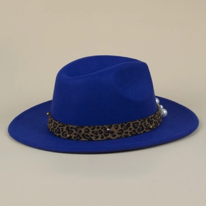 Détail du chapeau fedora bleu roi en laine avec ruban léopard, perles et clous dorés