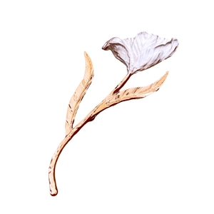 Broche fleur blanche élégante avec pétales texturés or rose et détails métalliques