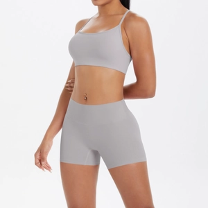 Détail du short de yoga gris taille haute et soutien-gorge de sport sans couture