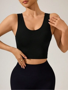 Vue détaillée de l'ensemble de yoga noir avec soutien-gorge de sport et legging taille haute