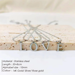 Collar con colgante de letras LOVE creativo en acero inoxidable plateado con cadena plana