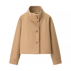 Manteau court en laine camel avec col montant et boutonnage simple en vue à plat