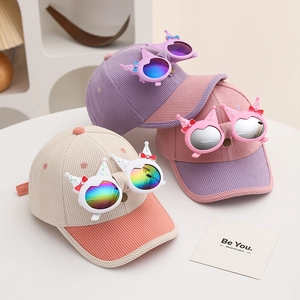 Détail du velours côtelé et des lunettes décoratives sur casquettes pour enfants