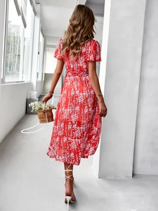 Vue de dos d'une robe midi en mousseline fleurie rouge avec manches courtes et ceinture