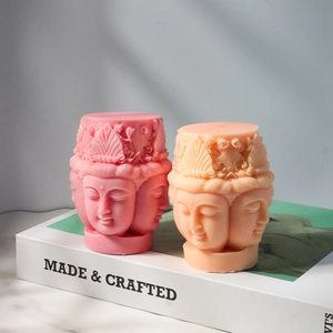 Dettaglio dello stampo in silicone a testa di Buddha con intagli floreali complessi