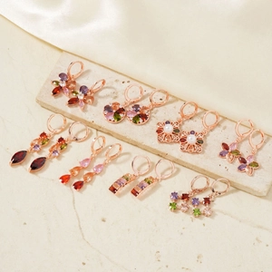 Parure collier et boucles d'oreilles chic en or rose avec pierres colorées et perles