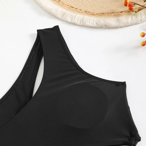 Détail du maillot de bain noir avec larges bretelles et coussinets intégrés pour la plage