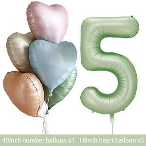 Détail du ballon chiffre 5 vert olive 40 pouces et des ballons en forme de cœur 18 pouces