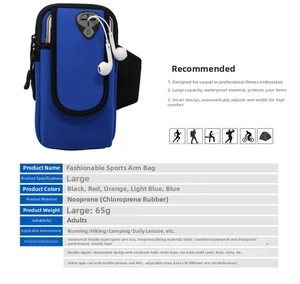 Dettaglio della fascia da braccio blu in neoprene con doppie tasche e foro per cuffie