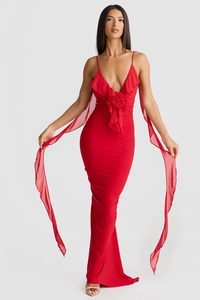 Détail de robe de soirée rouge dos nu avec rose 3D et rubans en maille fluides
