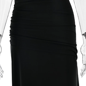 Détail de la texture froncée noire et du design plissé sur cette robe moulante sexy
