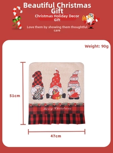 Détail de la housse de chaise gnomes de Noël avec motif à carreaux et dimensions 51x47cm