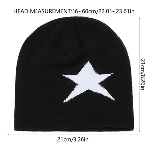Détail bonnet noir en tricot avec étoile blanche et info de taille 56-60cm