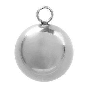 Vue macro du pendentif sphère en acier inoxydable 304 poli avec bélière ronde de bijoux