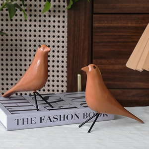 Statuine di uccelli minimaliste in terracotta con gambe in metallo per l'arredo moderno