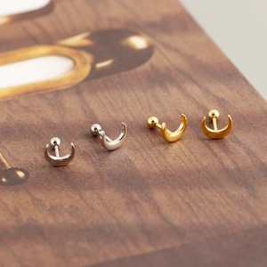 Macro di orecchini a mezzaluna minimalisti in oro e argento con chiusura a sfera a vite