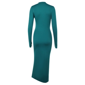 Détail du dos d'une robe mi-longue moulante à manches longues vert foncé et col haut