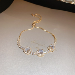 Vue macro détaillée du bracelet plaqué or 18 carats avec fermoir coulissant réglable et zircons