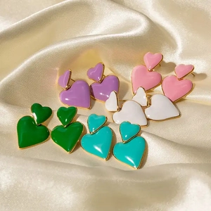 Orecchini a cuore placcati oro 18k in verde, viola e rosa su tessuto di seta lucida