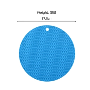 Blue 17.5cm round silicone trivet with honeycomb pattern, heat resistant and anti-slip mat