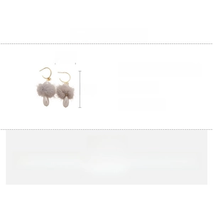 Vue détaillée de boucles d'oreilles pompon gris avec zircons et perles de larme