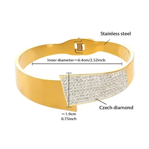 Dettaglio di un bracciale rigido in acciaio dorato con decorazione di diamanti cechi