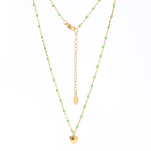 Détail du collier cœur en acier doré avec perles vertes et fermoir mousqueton réglable