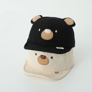 Dettaglio di cappellini da neonato a forma di orso nero e beige con orecchie 3D