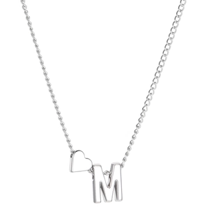 Détail du pendentif cœur argenté avec lettre M sur une fine chaîne maille
