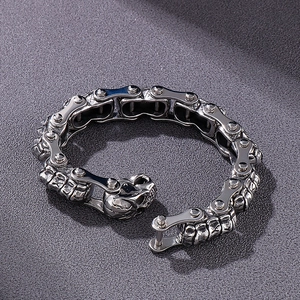 Herren Gothic Armband aus Edelstahl mit Totenkopf und mechanischen Biker-Kettengliedern