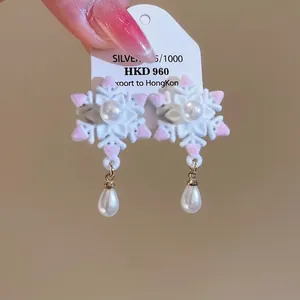 Boucles d'oreilles flocon de neige de Noël avec texture peluche et perles