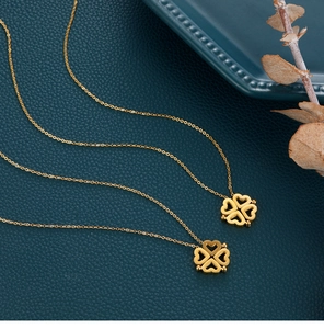 Vue détaillée du collier trèfle à quatre feuilles magnétique plaqué or 18 carats