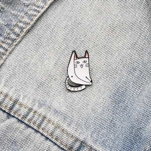 Cartoon Cat Brooch Zinc Alloy Enamel Pin Funny Split Pose White Kitten Lapel Badge Jewelry Decoration For Clothing Bags