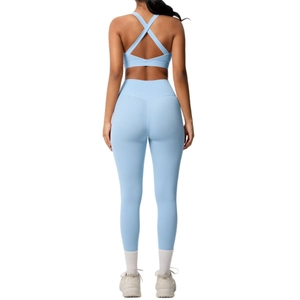 Conjunto de yoga azul claro con leggings de talle alto y sujetador deportivo cruzado