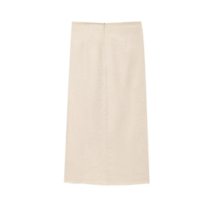 Dettaglio in piano della gonna midi in misto lino beige con trama di tessuto naturale