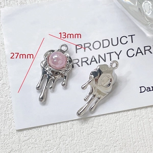 Détail du pendentif en métal liquide argenté avec perle rose pour bijoux Y2K DIY