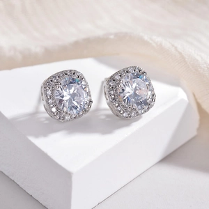 Pendientes de plata con circonitas redondas y halo cuadrado para un estilo minimalista