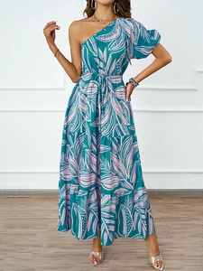 Détail d'une robe longue bohème à épaule dénudée avec imprimé floral turquoise et rose