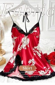 Dettaglio della camicia da notte in raso rosso a fiori con pizzo nero e spacco laterale
