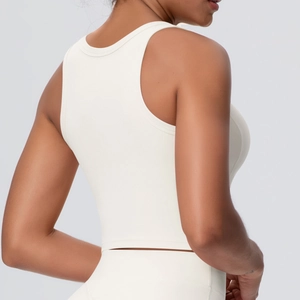 Makro-Detail der Racerback-Form dieses cremefarbenen Yoga-Sport-BHs für Damen