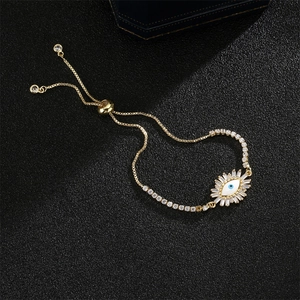 Λεπτομερής όψη του επίχρυσου βραχιολιού evil eye με ζιργκόν και ρυθμιζόμενο κούμπωμα
