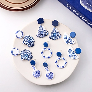 Five pairs of Chinese style blue and white porcelain acrylic geometric drop earrings