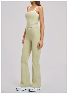 Detail van olijfgroene yogaset met witgerande sportbeha en uitlopende legging