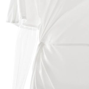 Detailansicht des weißen Kleides mit elegantem Faltenwurf und seitlichem Knotendesign