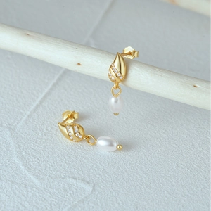 Detailed view of S925 silver twist star hoop earrings with drop-shaped white pearls