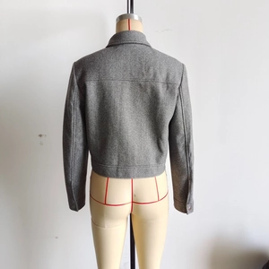 Vue arrière d'une veste courte grise en tweed chiné pour femme style décontracté