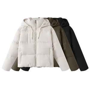 Detailansicht gesteppter Pufferjacken in Beige, Olivgrün und Schwarz mit Kordelzug-Kapuzen