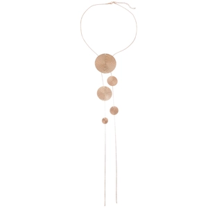 Collier minimaliste en or rose avec pendentifs circulaires texturés sur une chaîne fine