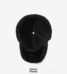 Détail de la doublure chaude en fausse fourrure à l'intérieur de la casquette d'hiver