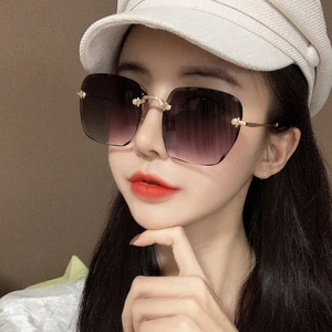 Fashionable rimless oversized sunglasses with gradient purple lenses and gold frames